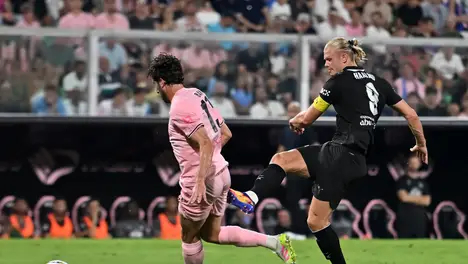 梅西让出点球权引发讨论：团队精神与个人荣誉的足球哲学